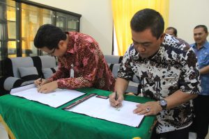 AJAK MASYARAKAT PEDULI KEBERSIHAN BI BERIKAN TPSS