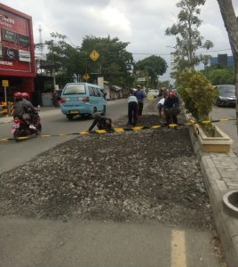 Tim Saber Lubang Kota Cirebon Perbaiki Jalan Berlubang